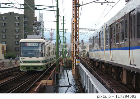 山陽本線と並行する広島電鉄宮島線3900形 山陽本線と並行する広島電鉄宮島線3900形 117294692
