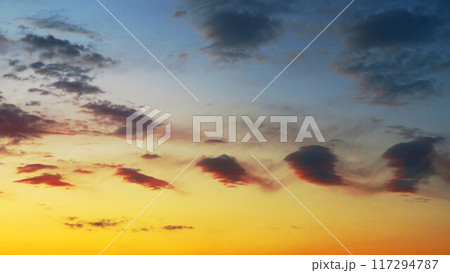 奇妙な雲が連なる夕暮れの風景 117294787