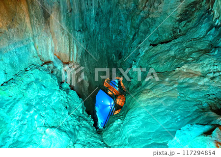 東北・龍泉洞・第一地底湖展望台から眺める地底湖、高低差のある洞窟内の珍しい風景・岩手県岩泉町(1) 117294854
