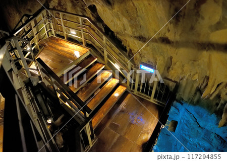 東北・龍泉洞・第一地底湖展望台、階段の途中に設けられた地底湖を見下ろす展望台・岩手県岩泉町(2) 東北・龍泉洞・第一地底湖展望台、階段の途中に設けられた地底湖を見下ろす展望台・岩手県岩泉町(2) 117294855