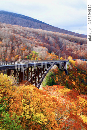 城ヶ倉大橋の紅葉（青森県・十和田市） 117294930