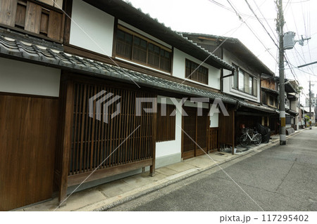 京町屋、京都の古い一軒屋、日本の和風建築、京都の木造建築 117295402