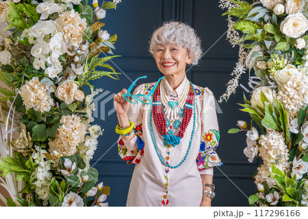 おしゃれと自由な自己表現を楽しむ グレイヘア シニア女性 60代 70代 117296166