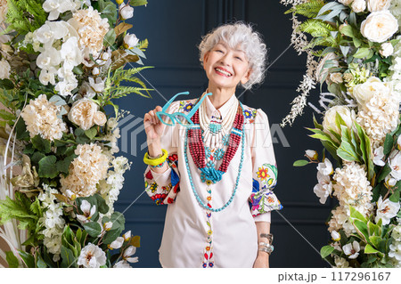 おしゃれと自由な自己表現を楽しむ グレイヘア シニア女性 60代 70代 117296167