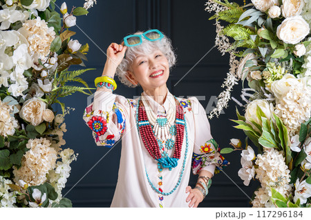 おしゃれと自由な自己表現を楽しむ グレイヘア シニア女性 60代 70代 おしゃれと自由な自己表現を楽しむ グレイヘア シニア女性 60代 70代 117296184