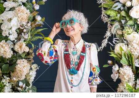 おしゃれと自由な自己表現を楽しむ グレイヘア シニア女性 60代 70代 117296187