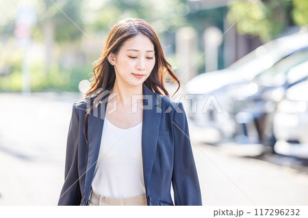 通勤するビジネスウーマン 117296232