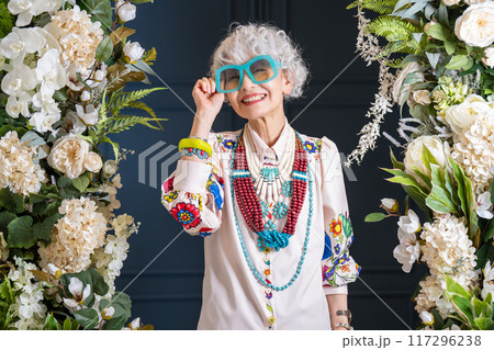 おしゃれと自由な自己表現を楽しむ グレイヘア シニア女性 60代 70代 117296238