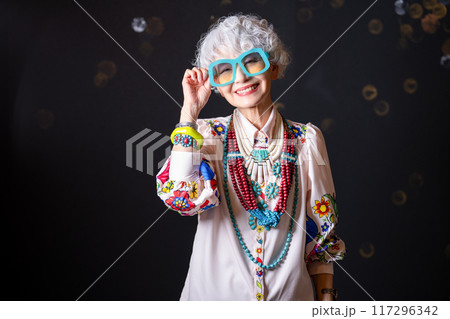 おしゃれと自由な自己表現を楽しむ グレイヘア シニア女性 60代 70代 117296342