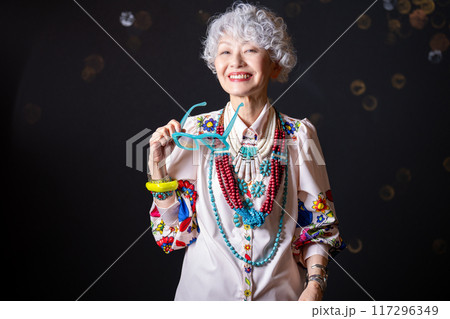 おしゃれと自由な自己表現を楽しむ グレイヘア シニア女性 60代 70代 117296349