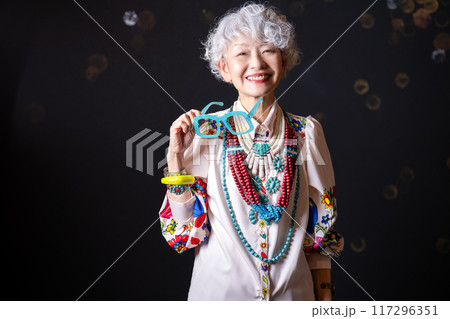 おしゃれと自由な自己表現を楽しむ グレイヘア シニア女性 60代 70代 117296351