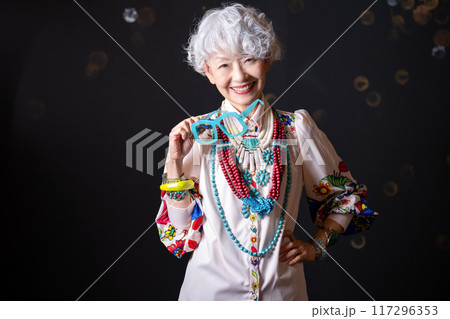 おしゃれと自由な自己表現を楽しむ グレイヘア シニア女性 60代 70代 117296353