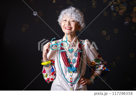おしゃれと自由な自己表現を楽しむ グレイヘア シニア女性 60代 70代 117296358