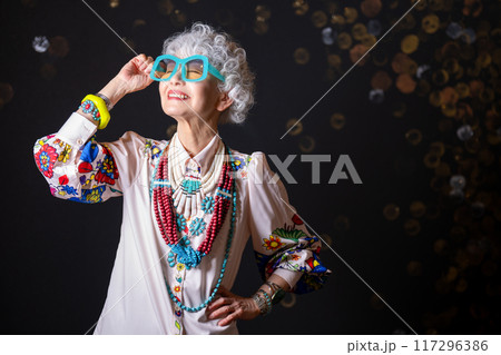 おしゃれと自由な自己表現を楽しむ グレイヘア シニア女性 60代 70代 117296386