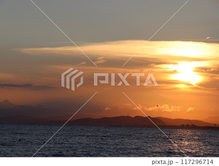湘南の海とオレンジ色の夕焼け 湘南の海とオレンジ色の夕焼け 117296714