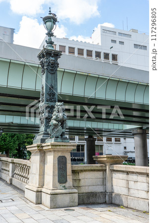 東京都中央区の都市風景 日本橋と獅子像 東京都中央区の都市風景 日本橋と獅子像 117296805
