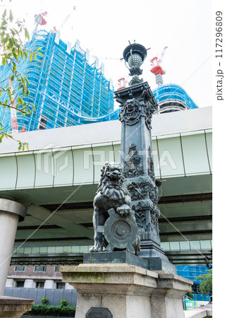 東京都中央区の都市風景 日本橋と獅子像 東京都中央区の都市風景 日本橋と獅子像 117296809