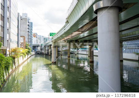 東京都中央区　日本橋の首都高速高架下の風景 117296818