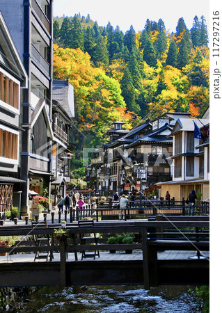 秋の銀山温泉（山形県・尾花沢市） 117297216