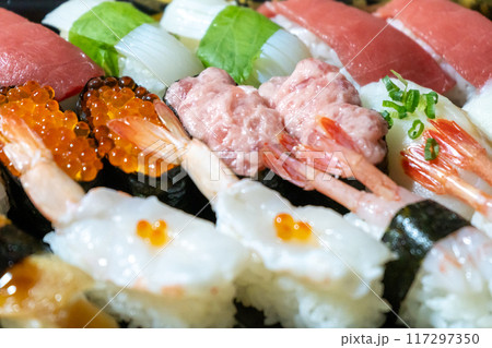 にぎり寿司の盛り合わせ　クローズアップ 117297350