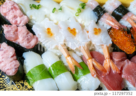 にぎり寿司の盛り合わせ クローズアップ にぎり寿司の盛り合わせ クローズアップ 117297352