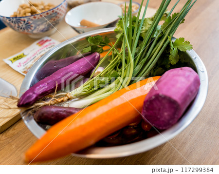 Cutting board with ingredients for preparing massaman curry 117299384