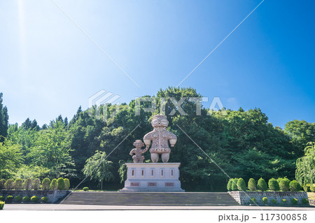 「青森県」 新緑の八戸公園の風景 117300858