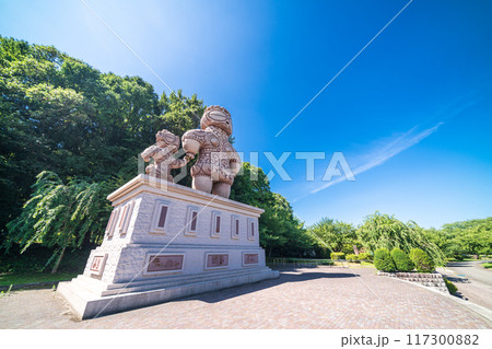 「青森県」 新緑の八戸公園の風景 117300882