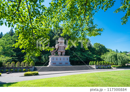 「青森県」 新緑の八戸公園の風景 117300884