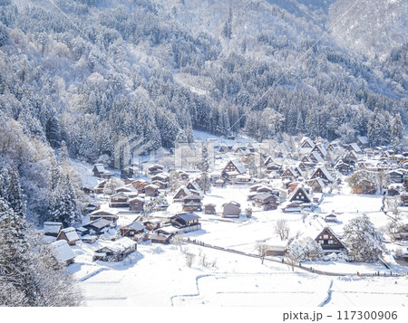 雪が積もる白川郷を俯瞰した景色 117300906
