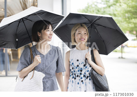日傘をさす二人の女性 117301030