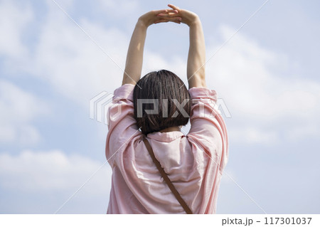 後ろ姿の若い女性 117301037