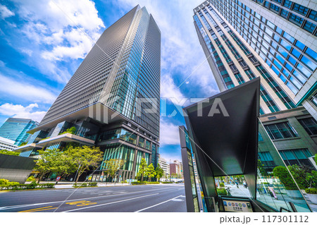 日本の東京都市景観　大手町の常盤橋タワー（左）や大手町駅出入口B9bなどを望む＝令和6年8月11日 117301112