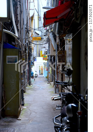 路地裏にあるレトロな路地 路地裏にあるレトロな路地 117302071
