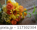 黄色とオレンジのナチュラルブーケ 117302304