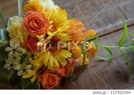 黄色とオレンジのナチュラルブーケ 117302304