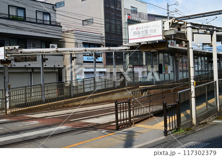 嵐電天神川四条大宮行きのホーム 117302379