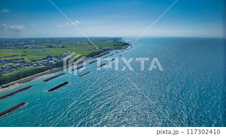 富山県入善町の沿岸部にある洋上風力発電施設などの様子 117302410