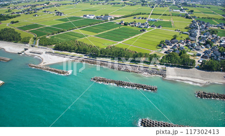 富山県入善町の沿岸部にある洋上風力発電施設などの様子 富山県入善町の沿岸部にある洋上風力発電施設などの様子 117302413