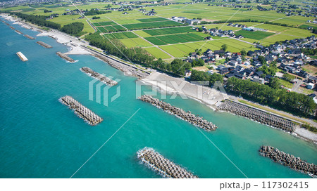 富山県入善町の沿岸部にある洋上風力発電施設などの様子 117302415