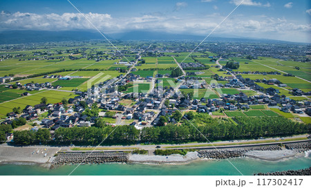 富山県入善町の沿岸部にある洋上風力発電施設などの様子 117302417