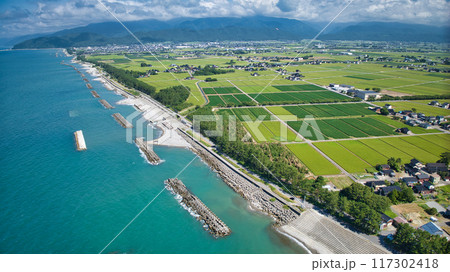 富山県入善町の沿岸部にある洋上風力発電施設などの様子 富山県入善町の沿岸部にある洋上風力発電施設などの様子 117302418