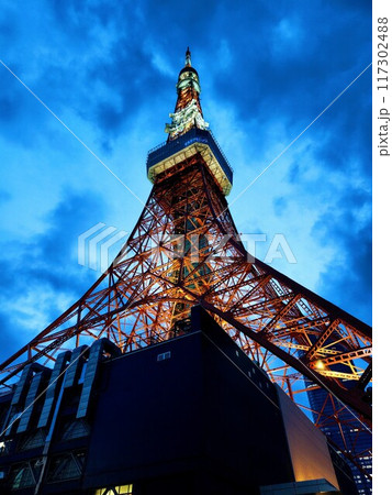 下から見上げた東京タワー 117302488