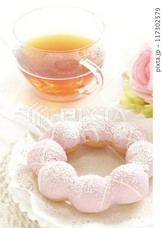 紅茶と花形イチゴチョコドーナツ 117302579