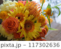 黄色とオレンジのかわいいブーケ 117302636