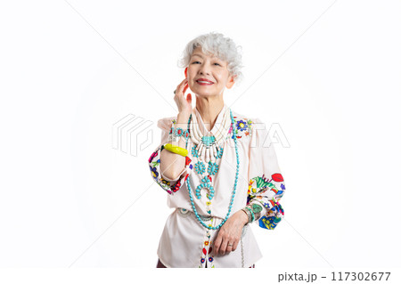 おしゃれと自由な自己表現を楽しむ グレイヘア シニア女性 60代 70代 117302677