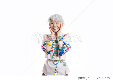 おしゃれと自由な自己表現を楽しむ グレイヘア シニア女性 60代 70代 117302679