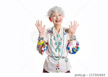 おしゃれと自由な自己表現を楽しむ グレイヘア シニア女性 60代 70代 117302683