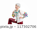 おしゃれと自由な自己表現を楽しむ グレイヘア シニア女性 60代 70代 117302706