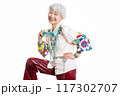 おしゃれと自由な自己表現を楽しむ グレイヘア シニア女性 60代 70代 117302707